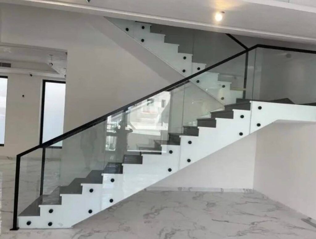 درابزين زجاجي أسود